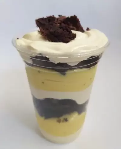 Felicidade no Copo,Mousse de maracujá,leite Ninho e Brownies